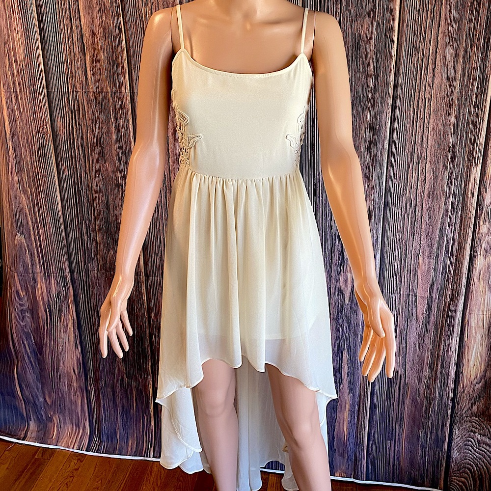 Love Tree Lovetree cream colored high low maxi dress size Medium lace cute dress